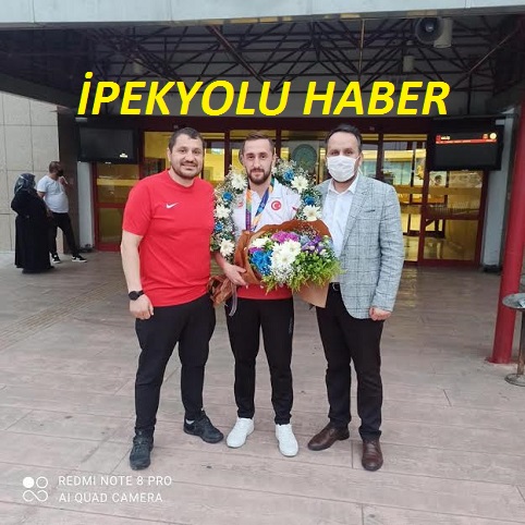 ŞAMPİYON ALTUĞ DEMİR’E HAVALİMANINDA ÇOŞKUYLA KARŞILAMA