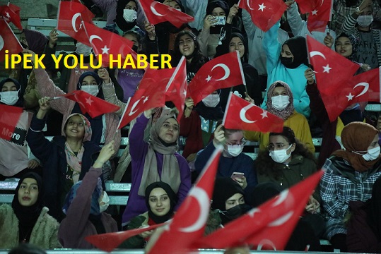 NİZİPLİ GENÇLER KABAKLI’NIN ŞARKILARINA COŞKUYLA EŞLİK ETTİ