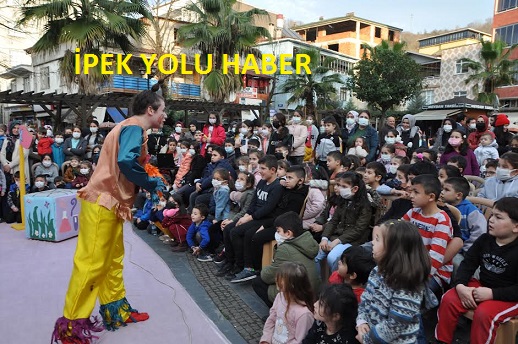 Samsun’un Salıpazarı İlçesinde meydan sahne oldu. Çocuklar ilk kez tiyatro ile tanıştı. 