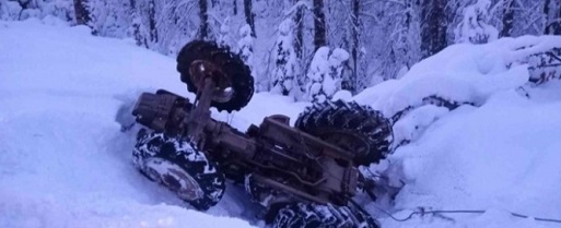 DÜZCE’DE KARLI YOLDA TRAKTÖR TAKLA ATTI.