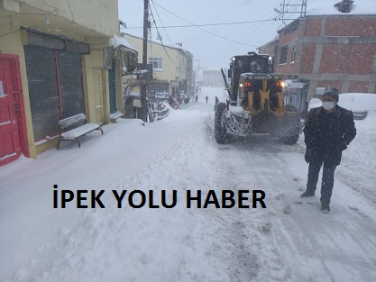 Samsun’un Salıpazarı ilçesinde ekipler karla mücadele ediyor. 