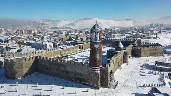Karla bütünleşen tarihi mekanlar havadan görüntülendi.