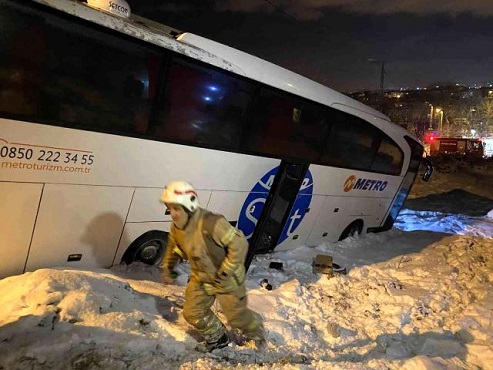 yolcu otobüsü buzlanan yolda yan yattı
