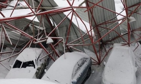 DÜZCE’DE KAPALI PAZARIN ÇATISI ÇÖKTÜ 17 ARAÇ ZARAR GÖRDÜ