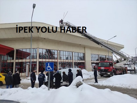  BÜYÜKŞEHİR, YÜKSEK KAR YÜKÜNÜN OLUŞTUĞU ŞEHİRLERARASI OTOBÜS TERMİNALİ’NDE ÖNLEM ALDI