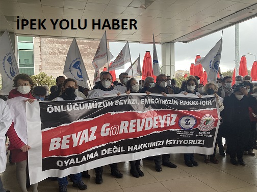 Antalya Eğitim Araştırma Hastanesi’nde doktorlar ve sağlık çalışanları grev yapıyor.