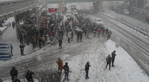 İSTANBUL’DA VATANDAŞLAR TOPLU TAŞIMALARA YÖNLENDİ SEFERLER İPTAL EDİLDİ 