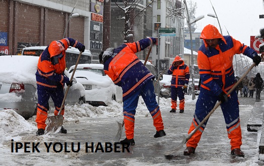 BÜYÜKŞEHİR’İN KAR TİMLERİ KENTİ BAŞTAN AŞAĞI KARDAN TEMİZLİYOR