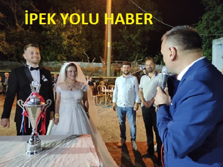 Kupayı Eşine Armağan Etti