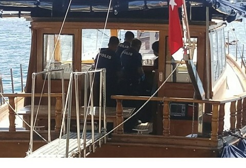  BEŞİKTAŞ’ KURUÇEŞME SAHİLİNDE  TEKNENİN BANYO KISMINDA ERKEK CESEDİ BULUNDU.