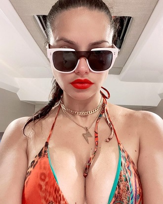 Adriana Lima, bikinili selfie pozuyla dikkat çekti. 