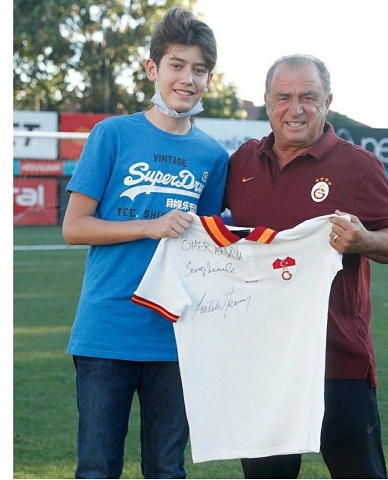 Terim, sosyal medya hesabından Türkiye LGS 1.’i Ömer Arda ile olan fotoğrafını paylaştı.