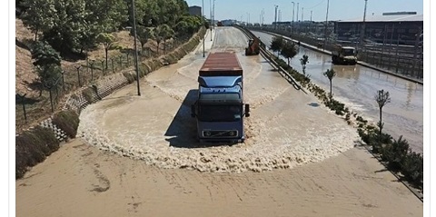     BORU PATLADI CADDE GÖLE DÖNDÜ