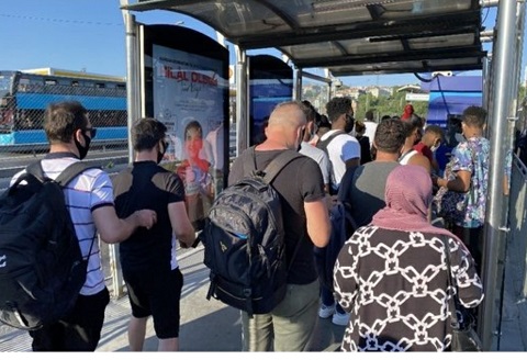  KÜÇÜKÇEKMECE METROBÜS DURAĞIN’DA YOĞUN KALABALIK VAR AMA TEBDİR YOK MALESEF.