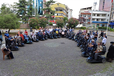 ÇARŞAMBA’DA 27 AKÜLÜ ENGELLİ ARACI SAHİPLERİNE TESLİM EDİLDİ
