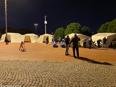 İzmir Büyükşehir Belediye Başkanı Tunç Soyer, depremin hemen ardından hasarın yoğun olarak yaşandığı Bayraklı’ya gitti.