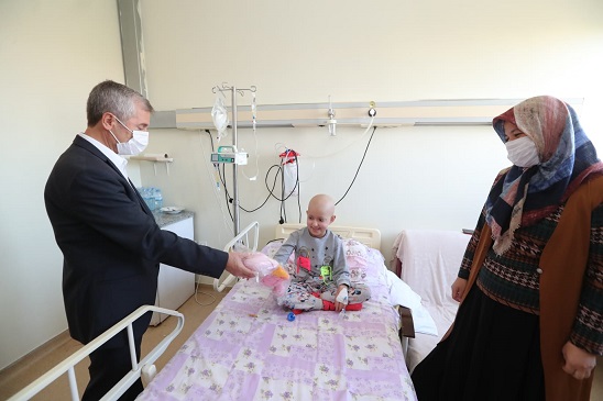 BAŞKAN TAHMAZOĞLU’NDAN LÖSEMİLİ ÇOCUKLARA MORAL
