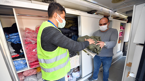 Büyükşehir’in giyim otobüsü depremzedelerin hizmetinde