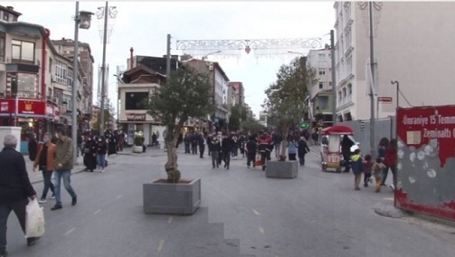 İSTANBUL’DA SİGARA İÇME YASAĞI SONRASI YERLERDE İZMARİTLER AZALDI. 