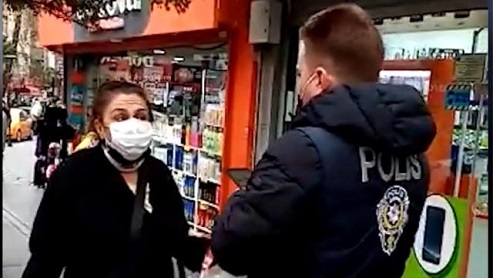 Kırıkkale’de polisi görünce maskesini takan bir kadın, ceza yememek için polise ’Ne yaptım’ diyerek direndi.