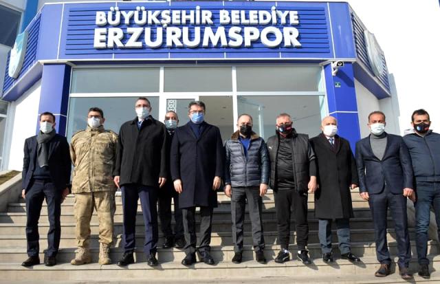 Vali Memiş Kulüp Başkanı Ömer Düzgün ve Teknik Direktör Mesut Bakkal ile tamın durumunu değerlendirdi.