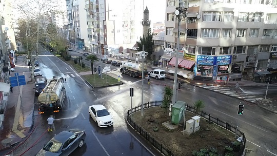 TEMİZLİK İŞLERİ EKİPLERİ BOŞ KALAN İLKADIM SOKAKLARINI BAŞTA AŞAĞIYA YIKADI