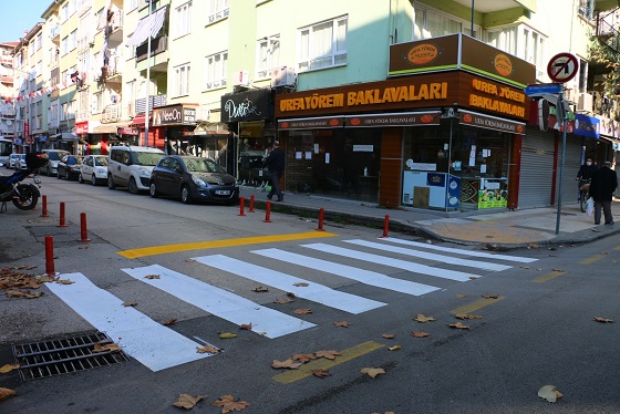 İSTANBUL CADDESİNE BAĞLANAN SOKAKLARIN YAYA ÇİZGİLERİ ÇİZİLDİ