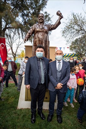 Buca’da adını taşıyan parka heykeli dikildi 