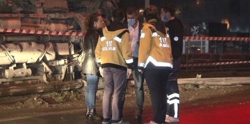 BEYLİKDÜZÜ’NDE AMBULANS DEVRİKDİ İKİ KİŞİ YARALANDI.