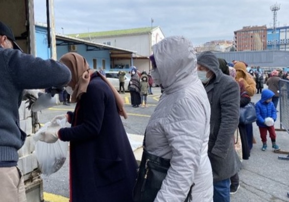 BEYOĞLU’NDA DAR GELİRLİ AİLELERE SOSYAL MARKET’EN 3.5 TON HAMSİ DAĞITILDI.