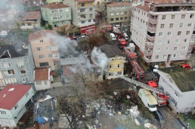 BEYOĞLU’NDA İKİ KATLI BİR BİNADA YANGIN ÇIKTI.