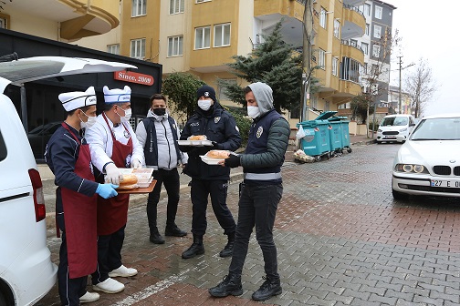 ŞAHİNBEY BELEDİYESİ’NDEN GÖREV BAŞINDAKİ POLİSLERE SICAK YEMEK İKRAMI
