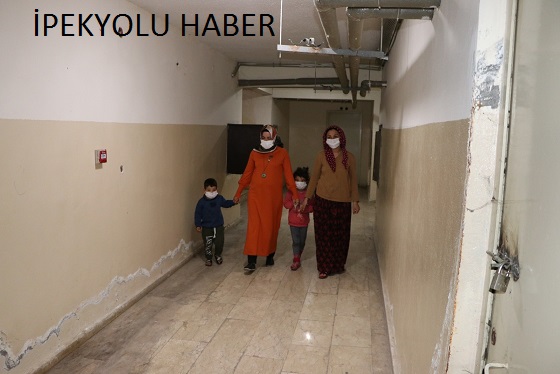 BÜYÜKŞEHİR’DEN İKİ ÇOCUĞUYLA SOKAKTA KALAN ANNEYE YARDIM ELİ!