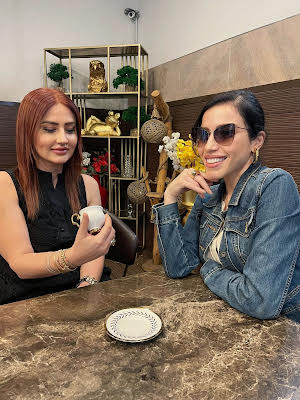 Burcu Güneş modacısına fal baktırdı