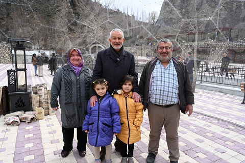 O güler yüzünüzle sizinleyiz”