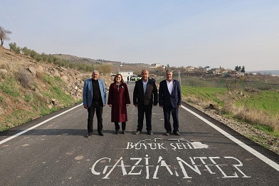 MUHTARLAR KIRSALDA YAPILAN ASFALT YOLLAR İÇİN BAŞKAN ŞAHİN’E TEŞEKKÜR ETTİ