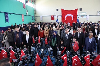 BÜYÜKŞEHİR, YAVUZELİ VE ARABAN’DAKİ ÖĞRETMENLERE BİSİKLET DAĞITTI