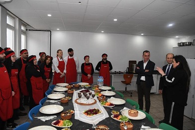 Meslek öğrenip çalışma hayatına katılıyor