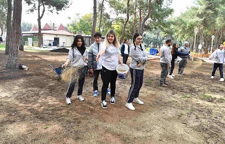 Öğrenciler HayatPark’ı çimlendirdi