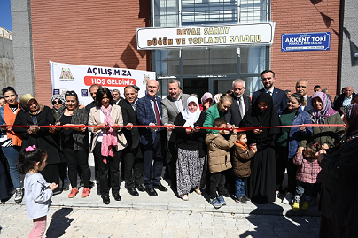 Sosyal tesis ve kütüphaneyi açtı, kapalı pazaryerinin müjdesini verdi