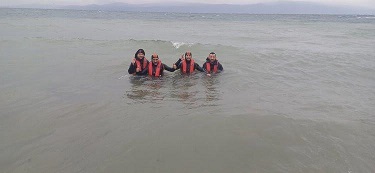 Dondurucu soğuk suda eğitim! MAK personelleri, boğulma olaylarına karşı eğitim aldı. Bursa Mudanya Belediyesi Arama Kurtarma Birliği (MAK), soğuk havaya aldırış etmeden denizde yaz hazırlıklarına başladı. Haftada bir olmak üzere eğitim yapan Mudanya Arama