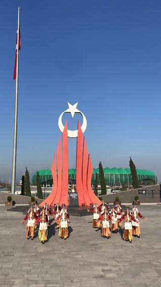 Bursa Lütfi Banuşoğlu İlkokulu Öğretmenleri  Çanakkale Şehitleri için Halk Oyunları     Gösterisi Sergiledi
