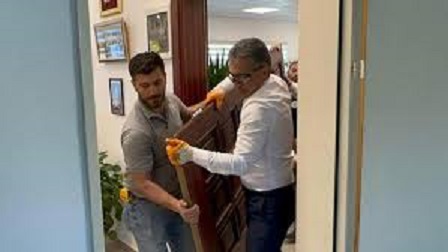 Makam odasının kapısını  söken Belediye Başkanı!