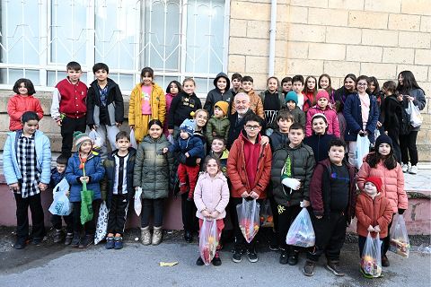 Büyükler, küçükleri sevindirdi