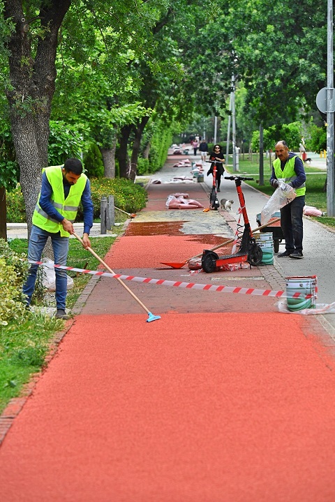 Çocuk parkları ve tartan pistler onarılıyor     İzmir’in parkları yeniden doğuyor