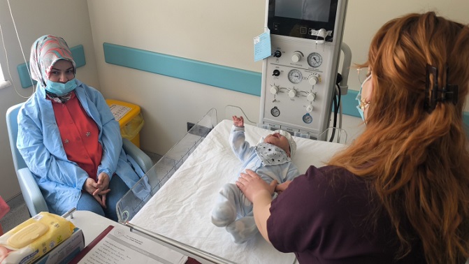 Kütahya’da Yeni Doğan Bebeğin Boynundan 445 Gramlık Tümör Alındı