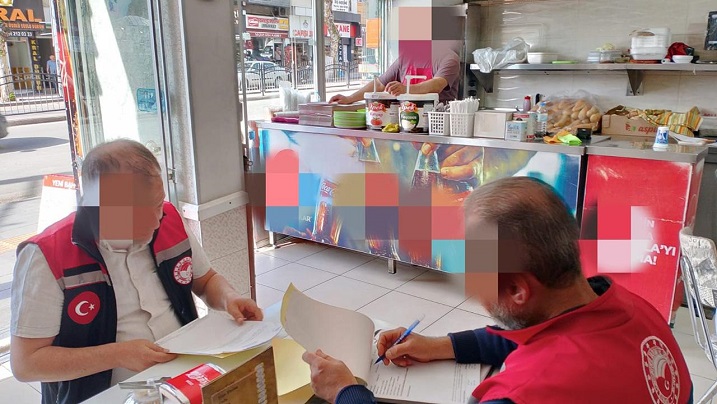 Amasya’da tavuk döner satışı yapan işletmelere yönelik yapılan denetimlerde, belirlenen uygunsuzluklar nedeniyle 26 gıda işletmesine toplamda 9 milyon 679 bin 131 TL para cezası kesildi.