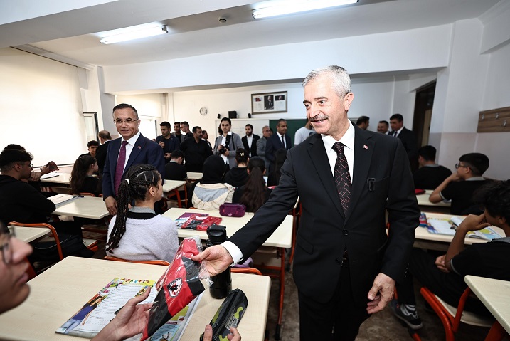 BAŞKAN MEHMET TAHMAZOĞLU’DAN 160.000 ÖĞRENCİYE FORMA