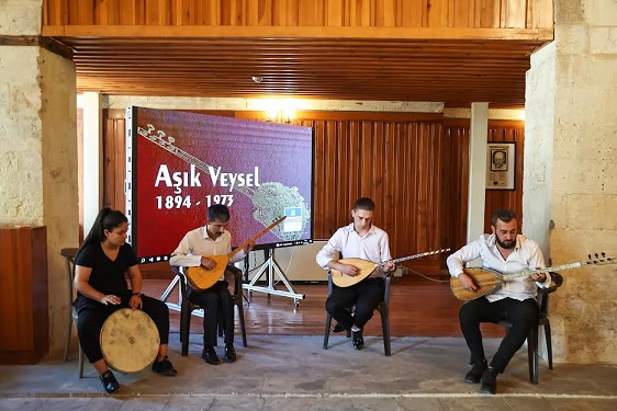 -GASTROANTEP FESTİVALİ’NDE “DOSTLAR BENİ HATIRLASIN” SERGİSİ  -ENGELSİZ YAŞAM MERKEZİ, AŞIK VEYSEL TÜRKÜLERİYLE SERGİYİ  EŞSİZLEŞTİRİYOR
