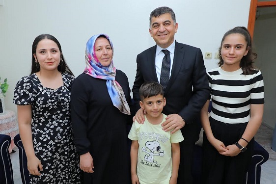 BAŞKAN FADILOĞLU: “AİLEMİZİN MESELESİ, BİZİM MESELEMİZDİR”  -FADILOĞLU, AİLELERİN SORUNLARINA ORTAK OLDU